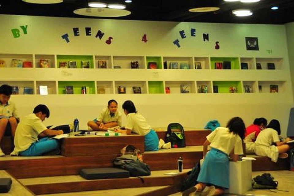 RUANG BAGI REMAJA: Ruang khas bagi remaja dilancarkan di Perpustaakan Awam Pasir Ris pada November lalu.