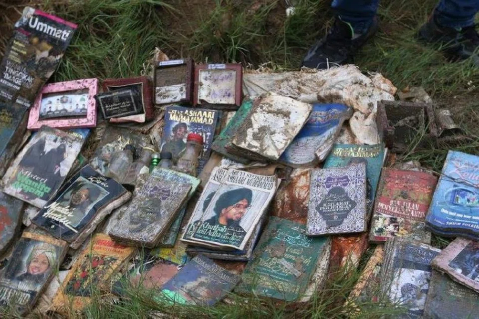 Puluhan buku berkaitan ajaran dan doktrin yang kaitkan Global Ikhwan Service and Business Holdings (GISBH) dengan ajaran sesat Al-Arqam cuba dilenyapkan dengan ditanam di tepi sungai di Kota Bharu, Kelantan. 