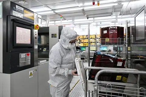 Walaupun elektronik kekal sebagai pemacu utama pengeluaran perkilangan, PMInya juga jatuh. 