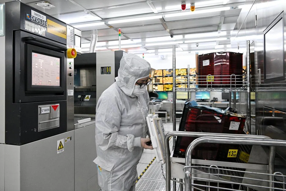 Walaupun elektronik kekal sebagai pemacu utama pengeluaran perkilangan, PMInya juga jatuh. 