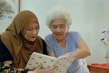 MASIH KEKALKAN HUBUNGAN: Cik Noorhudah Marican, 44 tahun (kiri), rajin melawat mak cik kandungnya, Cik Tan Mun Eng, 75 tahun (kanan), walaupun ibunya telah meninggal dunia lebih 16 tahun lalu. 