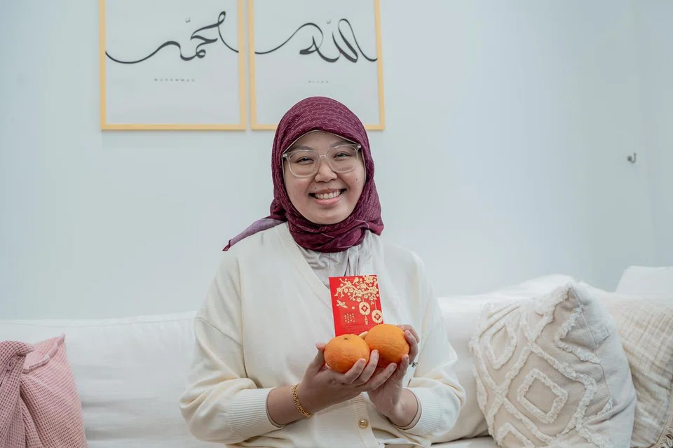 Nur Fazura Poh, 34 tahun, seorang mualaf yang aktif di media sosial, berkongsi tentang pengalamannya mengamalkan budaya Cina, sambil mempertahankan agama Islam. 