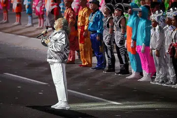MEREMANG BULU ROMA: Penyanyi rok terkenal Ramli Sarip (depan), bersama peserta persembahan penutup raptai Perbarisan Hari Kebangsaan (NDP) 2019, melantunkan lagu kebangsaan 'Majulah Singapura' dengan sepenuh jiwa dan raga baru-baru ini. - Foto BH oleh GAVIN FOO