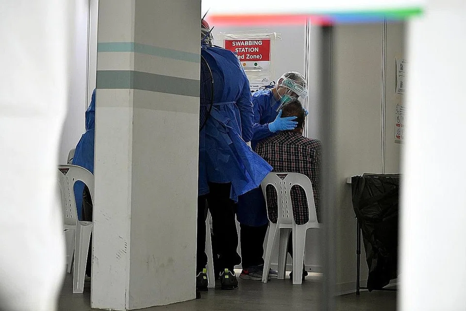 JALANI SWAB:Penduduk di blok 506 Hougang Ave 8 menjalani ujian swab yang wajib sementara (atas) pekerja pembersihan menjalankan usaha menyahjangkit kotak surat di kolong blok 506 Hougang Ave 8 semalam. -Foto BH oleh LIM YAOHUI
