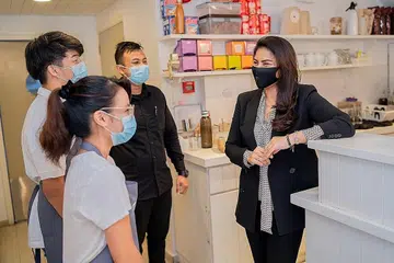 SALING MEMAHAMI: Cik Tasneem Noor (kanan) berkata beliau sering berinteraksi dan prihatin terhadap keperluan para pekerjanya. - Foto BH oleh NUR DIYANA TAHA