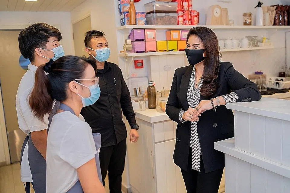 SALING MEMAHAMI: Cik Tasneem Noor (kanan) berkata beliau sering berinteraksi dan prihatin terhadap keperluan para pekerjanya. - Foto BH oleh NUR DIYANA TAHA