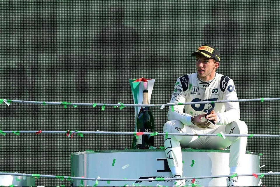 TIDAK PERCAYA MENANG: Pierre Gasly bersama trofi kemenangan Grand Prix Italy. - Foto AFP