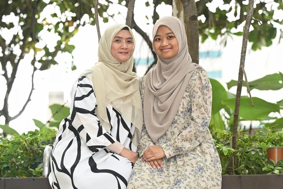 Cik Fitrah Nasuha Hussin (kanan) berhasrat untuk mencapai tahap yang lebih tinggi dalam bidang penjagaan kesihatan seperti ibunya, Cik Nor Ashikin (kiri) yang giat mempertingkatkan diri. 
