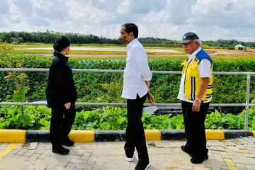 LAWAT TAPAK NUSANTARA: Encik Jokowi (tengah) sedang meninjau kawasan dan projek pembinaan yang berlaku di Nusantara pada Rabu lalu. - Foto Reuters