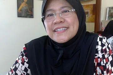 SUMBANGAN DIHARGAI: Kak Chah (atas), Nora dan Yusry, diberi gelaran Datuk sepena Hari Wilayah Persekutuan. - Foto fail