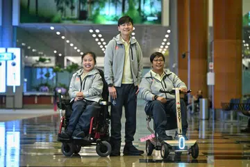 (Dari kiri) Atlet ‘boccia’, Jeralyn Tan; penembak, Daniel Chan; dan pemanah, Nur Syahidah Alim, di Terminal 3 Lapangan Terbang Changi pada 20 Ogos sebelum berangkat ke Sukan Paralimpik 2024 di Paris.