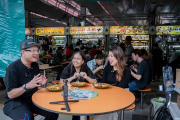(Dari kiri) ‘Vlogger’ makanan Malaysia daripada Padu Beb Studios, Encik Mohd Sufian Abdullah, yang lebih mesra dengan panggilan Pian, bersama wartawan Kaki Makan, Cik Nur Syuhrah Hassan dan Cik Dahlia Zulkifli, di gerai Rahim Muslim Food di Ang Mo Kio Avenue 10.