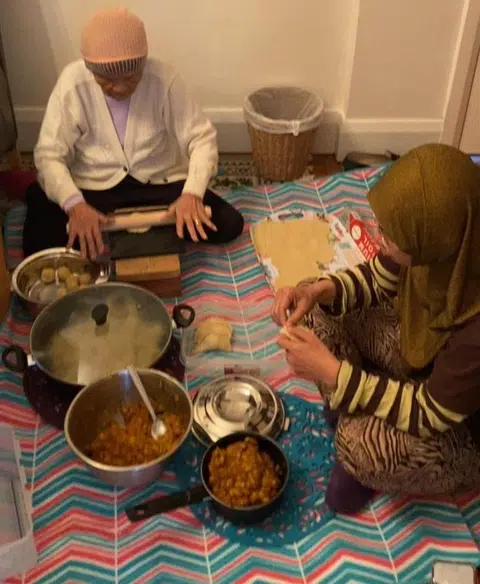 Meskipun di usia senja, Cik Juhara tetap rajin masuk dapur dan masak untuk keluarga tercinta.