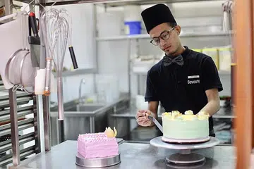 JEJAK JAYA: Encik Abdullah merupakan Ketua Pastri di Steak Me dan Savoury, syarikat kepunyaan cef tempatan, Cef Amri Abdul Azim, yang terletak di Jalan Kayu, yang menyediakan pelbagai manisan yang digemari ramai, seperti Panna Cotta, Crème Brulee, Brownie dan banyak lagi. - Foto BH oleh IQBAL FAIZAL