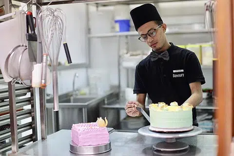 JEJAK JAYA: Encik Abdullah merupakan Ketua Pastri di Steak Me dan Savoury, syarikat kepunyaan cef tempatan, Cef Amri Abdul Azim, yang terletak di Jalan Kayu, yang menyediakan pelbagai manisan yang digemari ramai, seperti Panna Cotta, Crème Brulee, Brownie dan banyak lagi. - Foto BH oleh IQBAL FAIZAL