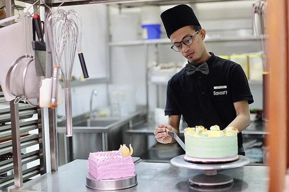 JEJAK JAYA: Encik Abdullah merupakan Ketua Pastri di Steak Me dan Savoury, syarikat kepunyaan cef tempatan, Cef Amri Abdul Azim, yang terletak di Jalan Kayu, yang menyediakan pelbagai manisan yang digemari ramai, seperti Panna Cotta, Crème Brulee, Brownie dan banyak lagi. - Foto BH oleh IQBAL FAIZAL