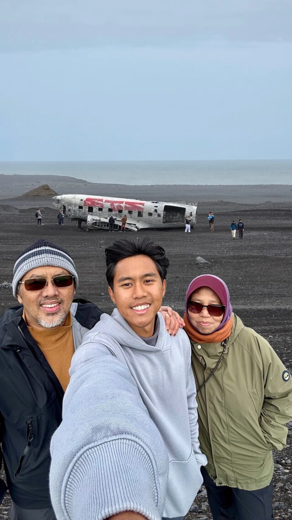 Tarikan unik...Cik Rehana, suaminya, Encik Jaafar (kiri) dan anak bongsunya, Encik Muhd Haatim singgah di tarikan kapal terbang terhempas di Iceland.