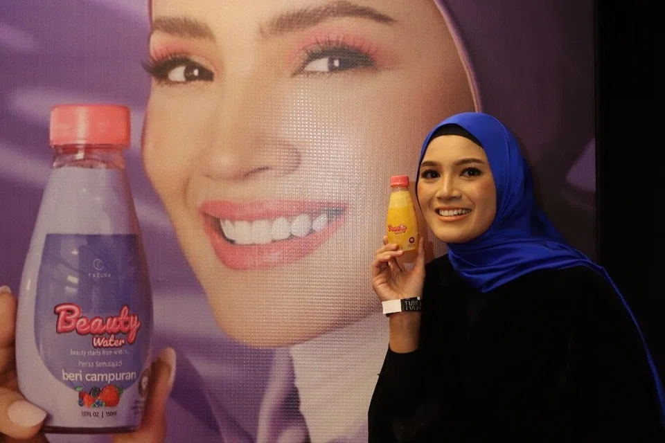 Elle Fara, 31 tahun, wanita yang wajahnya mirip artis kesayangan Malaysia, Fazura, memiliki kelulusan Ijazah Sarjana Muda Sains (Genetik dan Biologi Molekul) dari Universiti Malaya.