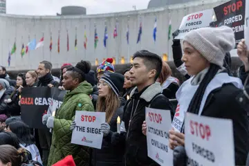 PROTES AMAN DI LUAR PBB: Kumpulan amal, ‘Doctors Without Borders’, memegang papan tanda sebagai tanda menghormati rakan sekerja dan orang awam yang telah terbunuh semasa perang di Gaza di luar Ibu Pejabat Pertubuhan Bangsa-Bangsa Bersatu (PBB) di New York pada 6 Disember.
