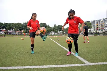 BERBAKAT BESAR: Putri, 15 tahun (kiri), dan Afiqah, 16 tahun (kanan), antara beberapa pemain muda yang menyarungi jersi pasukan wanita nasional yang menewaskan Maldives 2-0 dalam satu perlawanan persahabatan di Stadium Negara awal bulan lalu. - Foto BM oleh M.O. SALLEH