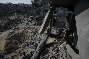RUNTUH DAN HANCUR: Warga Palestin memeriksa di celah-celah runtuhan bagi mencari mangsa yang cedera dan terbunuh selepas Israel mengebom kem pelarian  Jabalia di Gaza pada Selasa.
