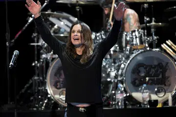 Penyanyi heavy metal, Ozzy Osbourne, meninggal dunia pada usia 76 tahun.