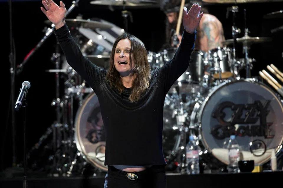 Penyanyi heavy metal, Ozzy Osbourne, meninggal dunia pada usia 76 tahun.