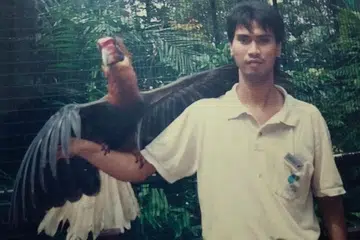 KENANGAN LAMA: Encik Sadali bergambar dengan burung enggang rufous pada 2001. - Foto ihsan SADALI MOHAMED TALI 