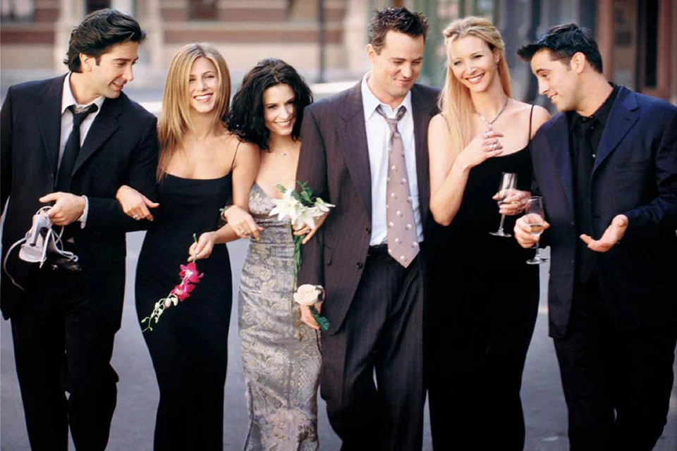 TERUS DIMINATI: Sitkom Friends yang dibintangi (dari kiri) David Schwimmer, Jennifer Aniston, Courteney Cox, Matthew Perry, Lisa Kudrow dan Matt LeBlanc menyambut ulang tahun ke-25 tahun ini. - Foto NBC.