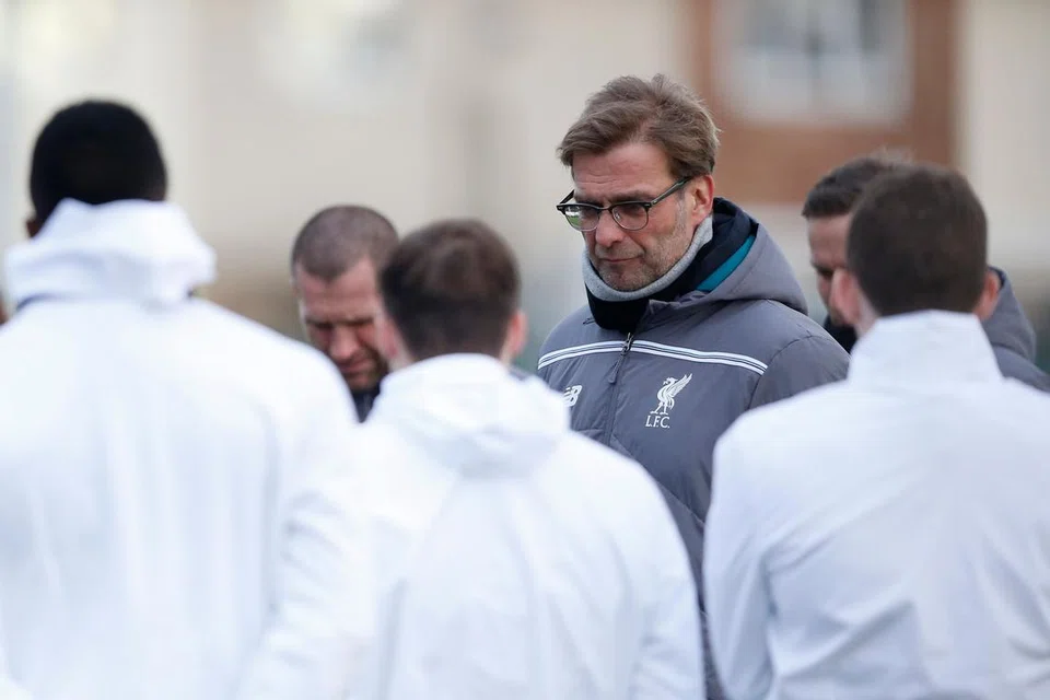 MILIKI KELEBIHAN: Pengurus Liverpool, Juergen Klopp (berbaju sejuk biru), semasa mengelolakan satu sesi latihan pasukannya di Liverpool sebagai persiapan menghadapi Manchester United hari ini. - Foto REUTERS