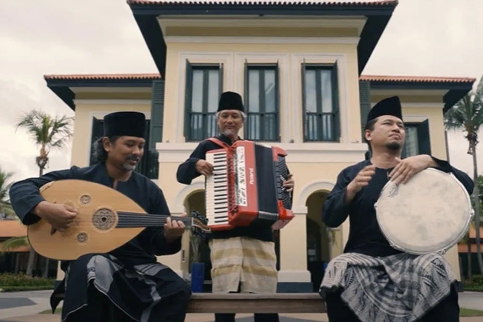 PEMUZIK SRI MAHLIGAI: Bagi sambutan Hari Kebangsaan tahun ini, Sri Mahligai mewakili Lembaga Warisan Negara (NHB) memainkan alat tradisional Melayu. Encik Azrin Abdullah bermain gambus (kiri), Encik Ariffin Abdullah bermain akordian (tengah) dan Encik Iswandi Ali Khan bermain rebana (kanan). - Foto LEMBAGA WARISAN NEGARA