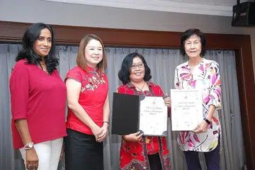 LAMA BERKHIDMAT: (dari kiri) Presiden AEAS, Cik Jayaprema dan Pengarah Jabatan Kesejahteraan, Divisyen Pengurusan Tenaga Manusia Asing MOM, Cik Jeanette Har-Tiong, hadir sewaktu penyampaian anugerah kepada Cik Sriyah yang ditemani majikannya, Cik Tan S W. - FOTO AEAS