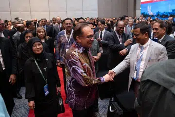 Perdana Menteri Malaysia, Datuk Seri Anwar Ibrahim, bersalaman dengan hadirin pada Mesyuarat Agung Tahunan (AGM) ke-78, Gabungan Dewan Perniagaan dan Perindustri Cina Malaysia (ACCIM) di Kuala Lumpur.