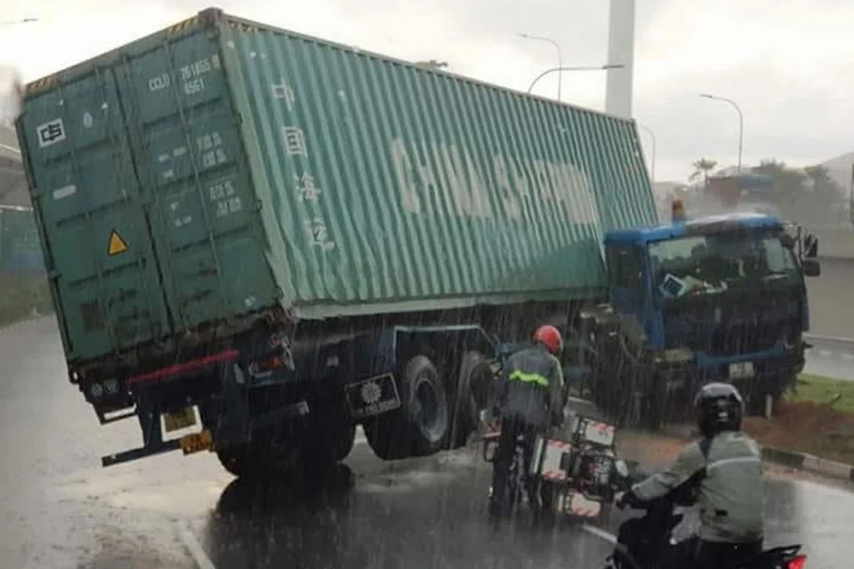 TERKEJUT TETAPI TIDAK CEDERA: Encik Zaidi Abu Bakar (topi keledar merah) bersyukur tidak mengalami kecederaan serius selepas motorsikalnya terkena sebuah treler yang tergelincir. - Foto ihsan ZAIDI ABU BAKAR