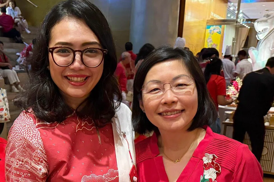 AP GRC East Coast, Cik Hazlina Abdul Halim, bersama mantan AP, Cik Cheryl Chan (kanan).