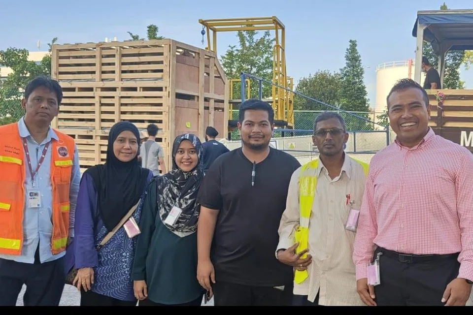 (Dari kiri) Pengurus Hab Udara e-dagang Sats, Encik Mohamed Raffi Abdul Majid; Pengasas Aliyah Rizq Holdings Pte Ltd (ARH), Cik Siti Alawiyah;  Ketua Pegawai Kewangan (CFO) ARH, Cik Nabilah Bagarib; Ketua Pegawai Eksekutif (CEO) ARH, Encik Mohamad Nor Ashraf Abu Bakar; Ketua Pegawai Operasi (COO) ARH, Encik Feisal Marican; bersama Anggota Parlimen GRC Pasir Ris-Punggol, Encik Sharael Taha yang merasmikan acara ketibaan kambing-kambing korban ke Singapura di Kompleks Kargo Changi pada Jun 2023.