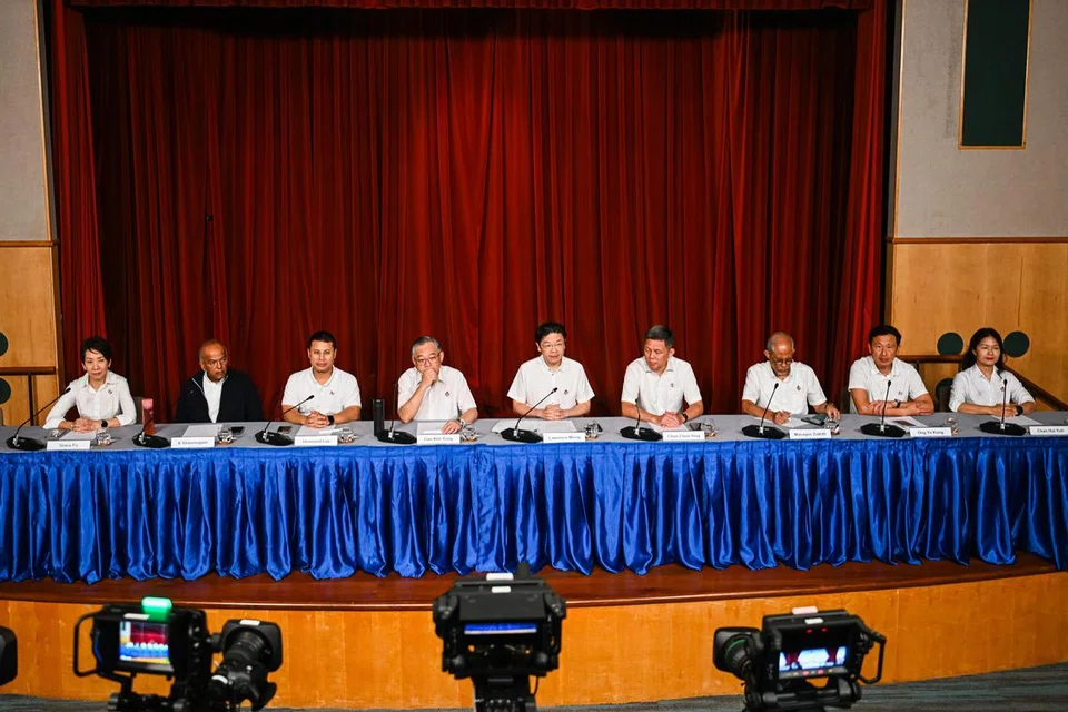 (Dari kiri) Menteri Kemampanan dan Sekitaran, Cik Grace Fu; Menteri Undang-Undang merangkap Ehwal Dalam Negeri, Encik K. Shanmugam; Menteri Pembangunan Negara, Encik Desmond Lee; Timbalan Perdana Menteri, Encik Gan Kim Yong, yang juga Menteri Perdagangan dan Perusahaan; Perdana Menteri, Encik Lawrence Wong; Menteri Pendidikan, Encik Chan Chun Sing;  Menteri Pembangunan Sosial dan Keluarga merangkap Menteri Bertanggungjawab bagi Ehwal Masyarakat Islam, Encik Masagos Zulkifli Masagos Mohamad; Menteri Kesihatan, Encik Ong Ye Kung; dan calon bagi GRC Aljunied, Cik Chan Hui Yuh, di sidang media Parti Tindakan Rakyat (PAP) menyusuli pengumuman keputusan Pilihan Raya Umum (GE) 2025 pada awal pagi 4 Mei di The Treasury.