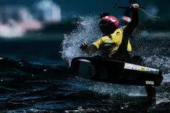 Maximilian Maeder dari Singapura beraksi di Kejohanan Dunia Formula Kite 2026 di Portugal.