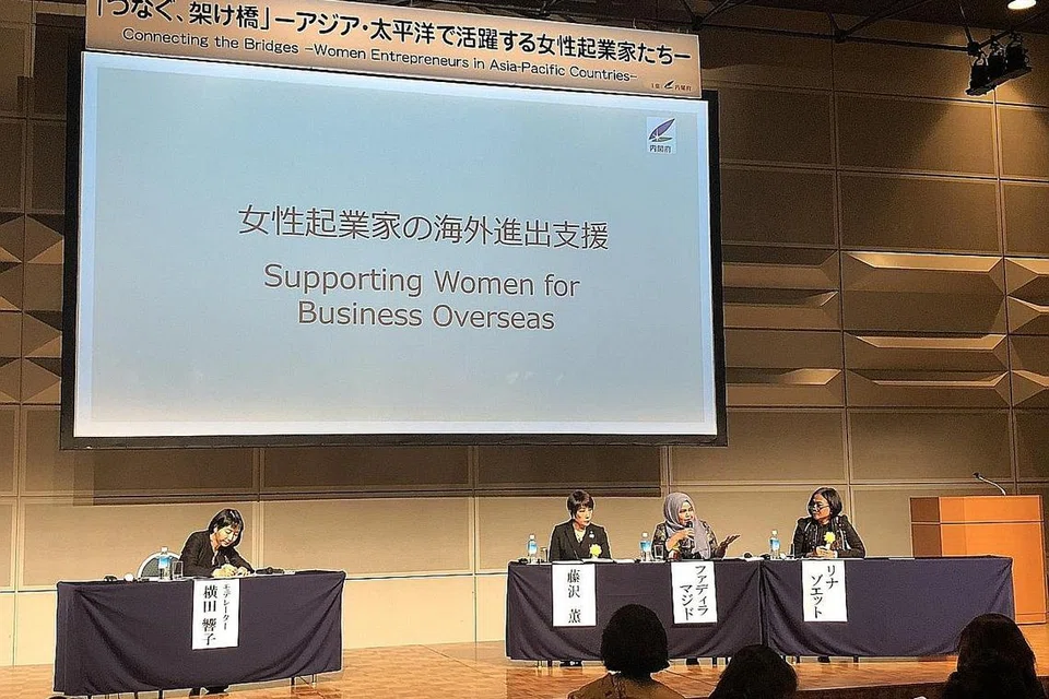 TUKAR PANDANGAN: Cik Fadilah (kanan) berpeluang berkongsi pengalaman dan inisiatif Dewi dalam menyokong peniaga wanita tempatan di samping mengajukan saranan memperkukuh jalinan dengan peniaga serantau. - Foto DEWI@DPPMS