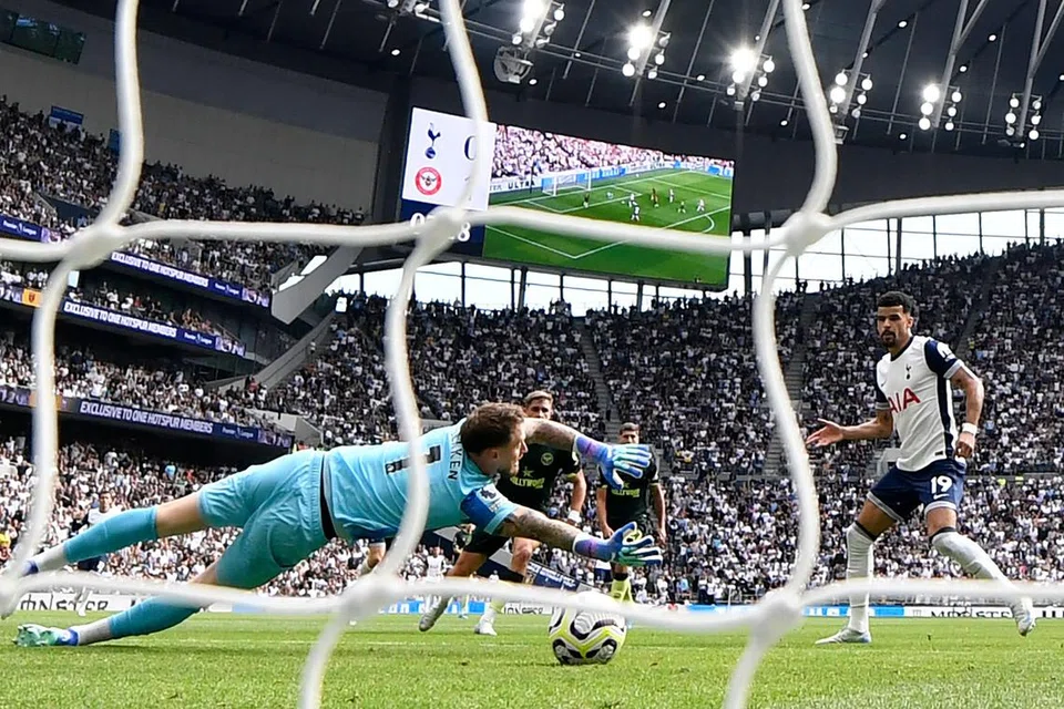 Penyerang Tottenham Hotspur Dominic Solanke menjaringkan gol pertamanya semasa pasukan itu menentang Brentford. 