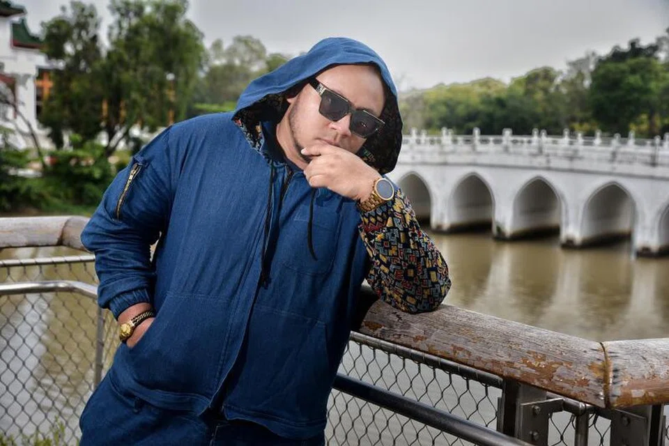 BANYAK BELAJAR: Sebagai penganjur konsert Datuk M. Nasir, Gendang Pati, penerbit dan rapper Atrez, banyak belajar erti komitmen, dedikasi dan nyala rasa yang disalur sepenuh hati daripada seniman itu.