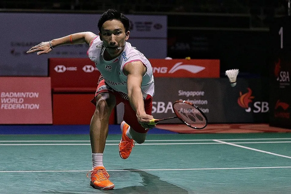 PERSAINGAN KEMBALI: Atlet badminton Jepun Kento Momota menjuarai perseorangan lelaki di Terbuka Singapura tahun lalu. - Foto fail