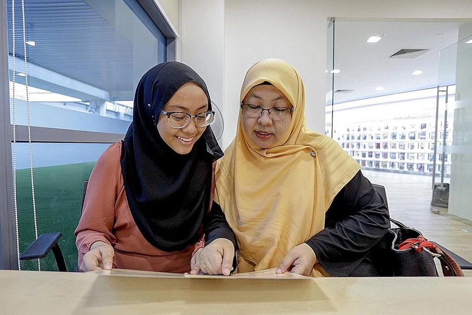 KEPUTUSAN CEMERLANG: Nur Hikmah berjaya mencapai keputusan baik dalam GCE Peringkat 'A' berkat sokongan keluarga termasuk ibunya, Cik Juliah Buang (kanan). - Foto BH oleh IQBAL FAIZAL QBAL FAIZAL Source : IQBAL FAIZAL