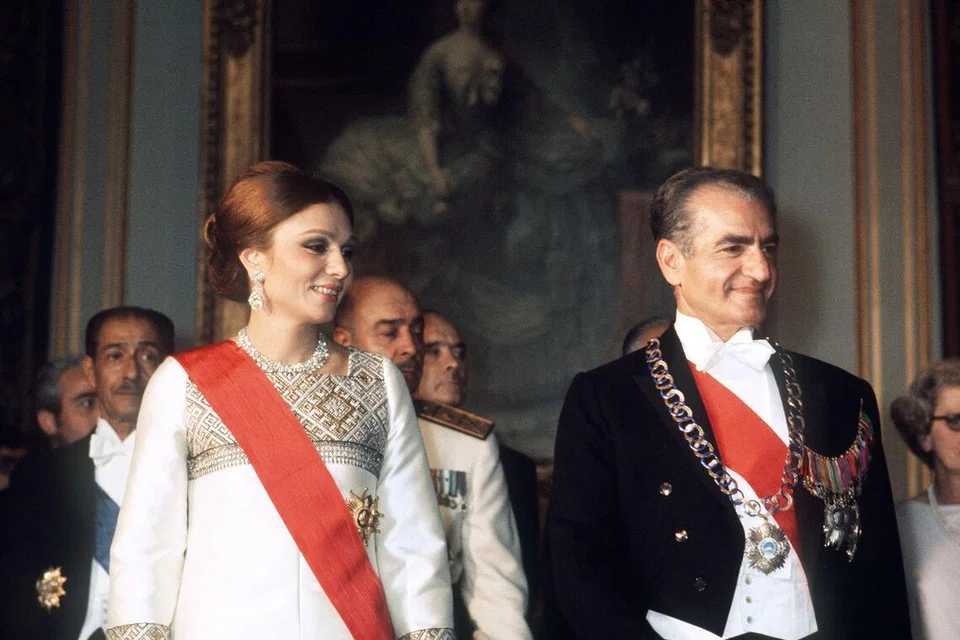 (FOTO FAIL) Shah Iran, Mohammed Reza Pahlavi (kanan), bersama isterinya Farah Pahlavi tersenyum sebelum menghadiri majlis makan malam gala sempena lawatan rasmi mereka ke Perancis di Istana Versailles pada 24 Jun 1974. Farah Pahlavi berkata kepada AFP pada 21 Januari 2026 bahawa “tiada jalan untuk berpatah balik” selepas gelombang protes menentang kepimpinan ulama di Iran, sambil menyatakan keyakinannya bahawa rakyat Iran akan muncul sebagai “pemenang”.
