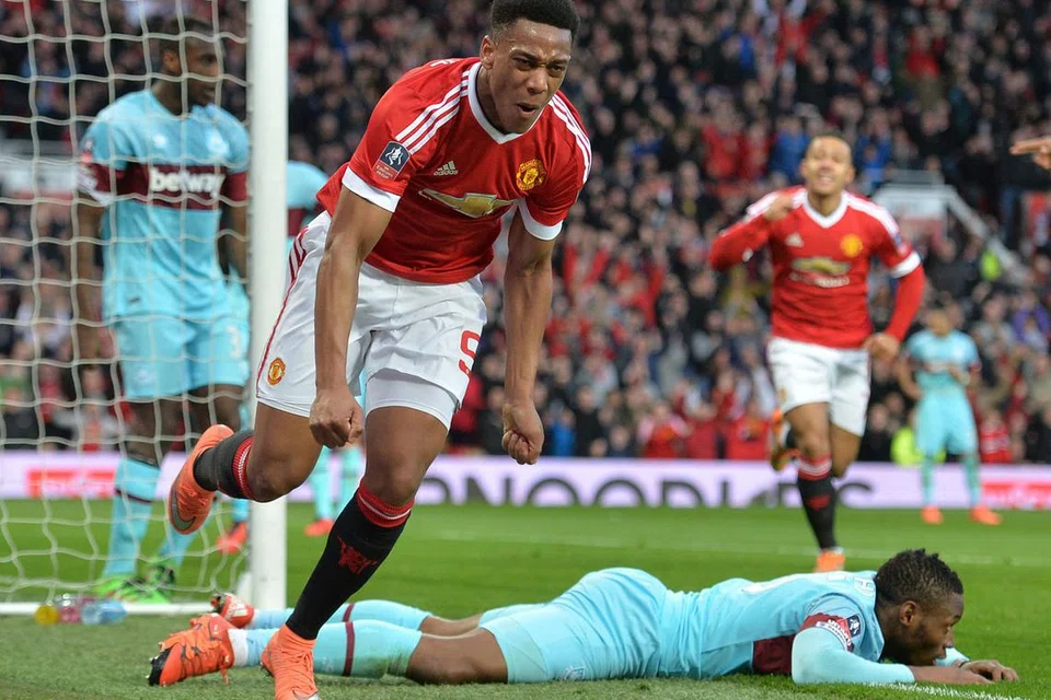 GOL PENYELAMAT: Penyerang muda United, Anthony Martial (jersi merah), meraikan gol penyamaan bagi pasukannya pada lewat permainan. - Foto AFP