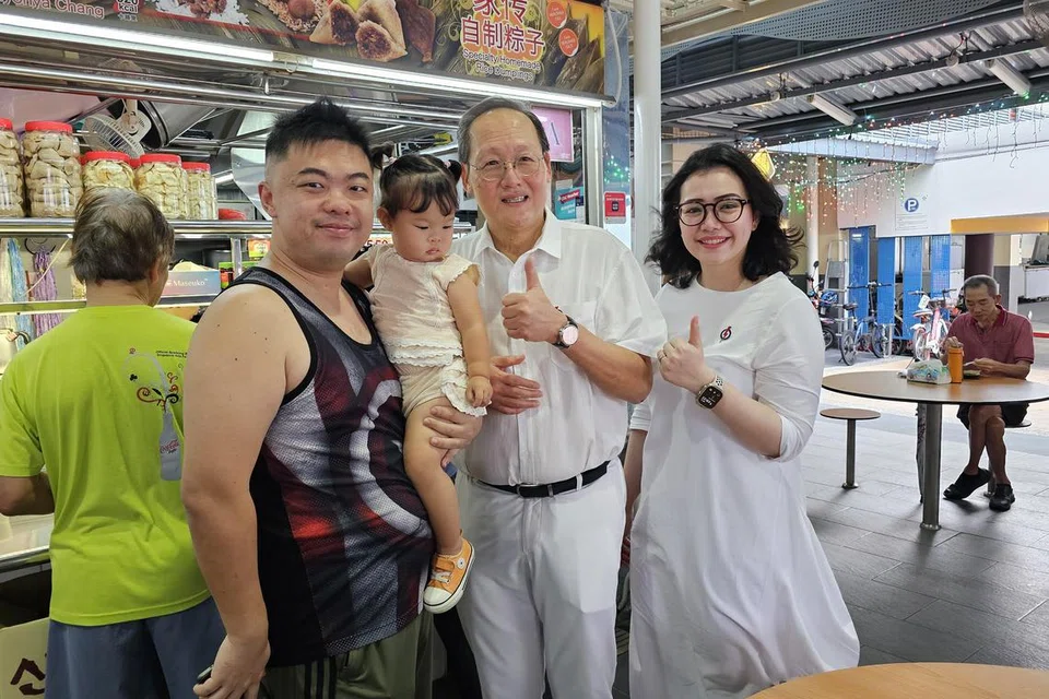 Menteri Tenaga Manusia, Dr Tan See Leng (dua dari kanan), dan Naib Presiden Kanan di Teneo, Cik Hazlina Abdul Halim (kanan), bergambar bersama penduduk.