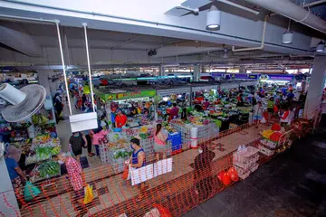 IKUT PERATURAN: Orang ramai dinasihatkan, antara lain, agar memakai pelitup dan tidak berada lama, keluar secepat mungkin atau pergi ke pasar, pasar raya lain yang tidak sibuk. - Foto BH oleh ZALEHA ABDUL KADER