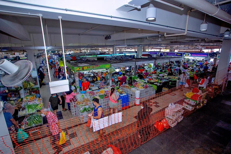 IKUT PERATURAN: Orang ramai dinasihatkan, antara lain, agar memakai pelitup dan tidak berada lama, keluar secepat mungkin atau pergi ke pasar, pasar raya lain yang tidak sibuk. - Foto BH oleh ZALEHA ABDUL KADER