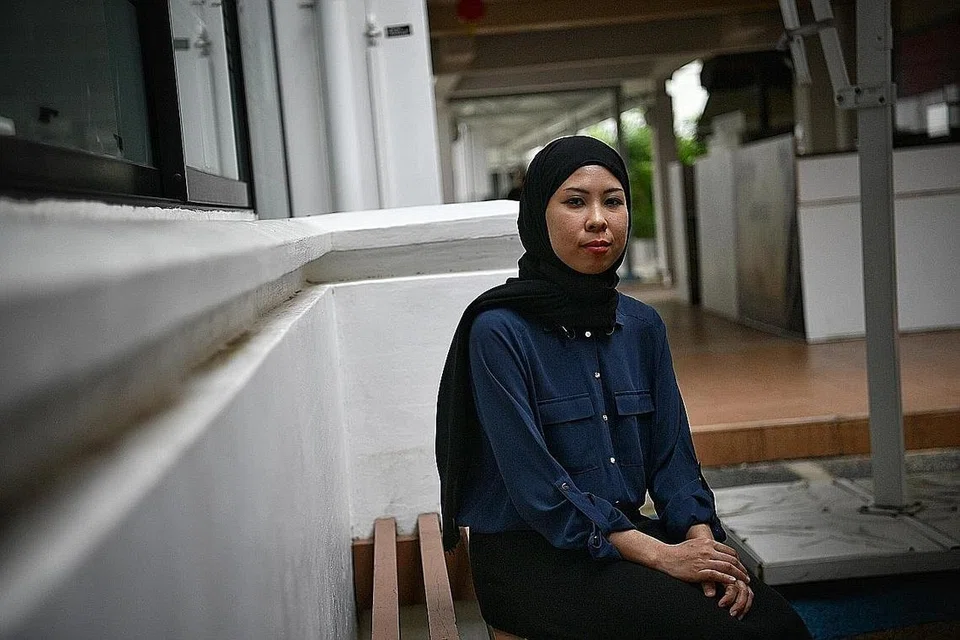 BANTU PEMOHON KERJA: Menteri Tenaga Manusia, Cik Josephine Teo, bersama Anggota Parlimen GRC Tampines, Encik Desmond Choo, beramah-tamah bersama tiga pemohon kerja, termasuk Cik Siti Aisyah (atas), di acara temu ramah kerja yang dianjurkan WSG di Kelab Masyarakat Tampines Changkat. - Foto BH oleh ARIFFIN JAMAR
