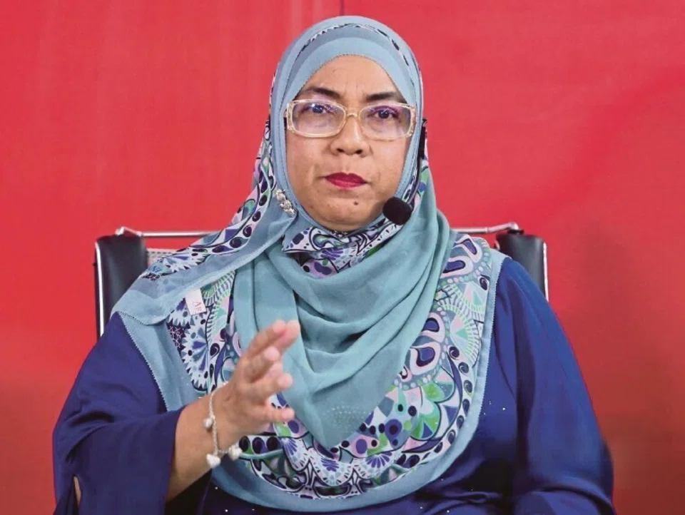 Pakar undang-undang antarabangsa dari Universiti Kebangsaan Malaysia (UKM), Profesor Dr Salawati Mat Basir, adalah antara tokoh akademik yang lantang menyuarakan kebimbangan mengenai isu lambakan pelarian di Malaysia.
